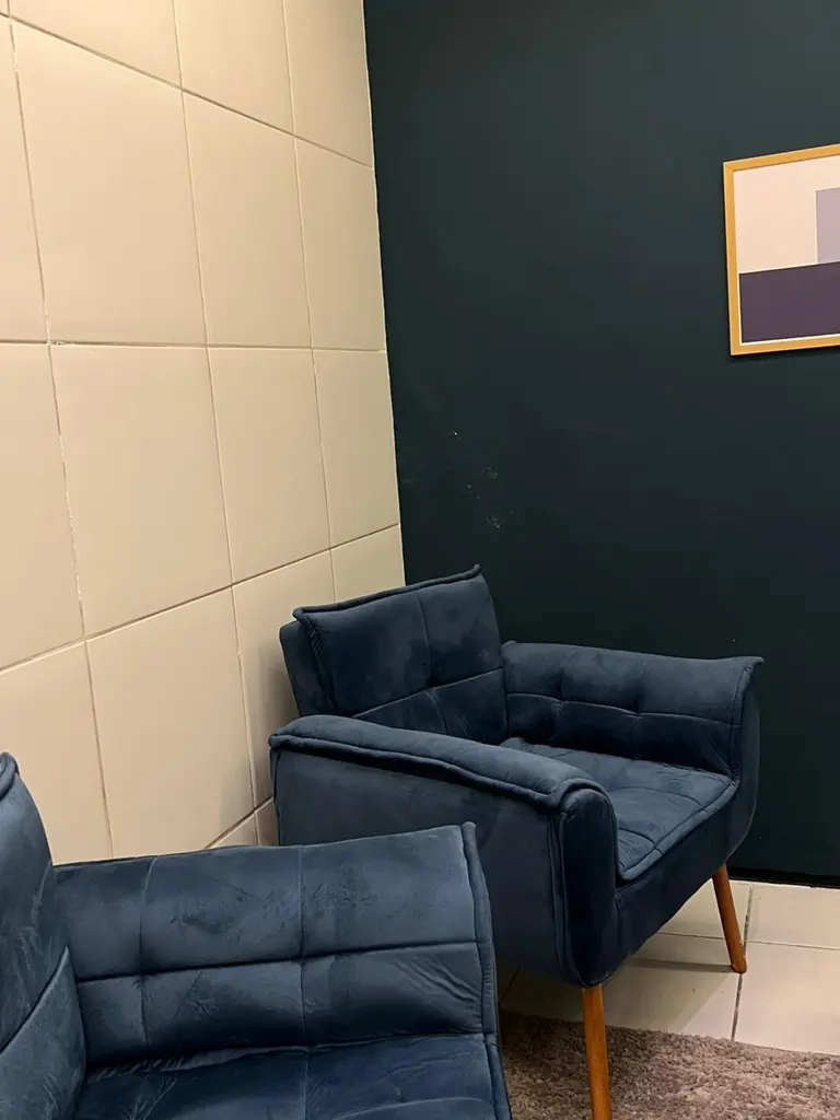 Espaço de espera da Reconectar com poltronas azuis e ambiente tranquilo
